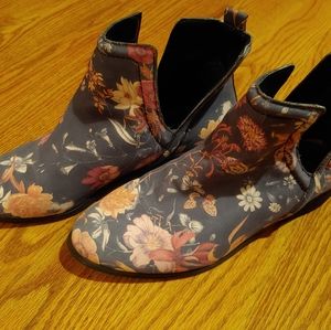 Sbicca Rosette Ankle Bootie